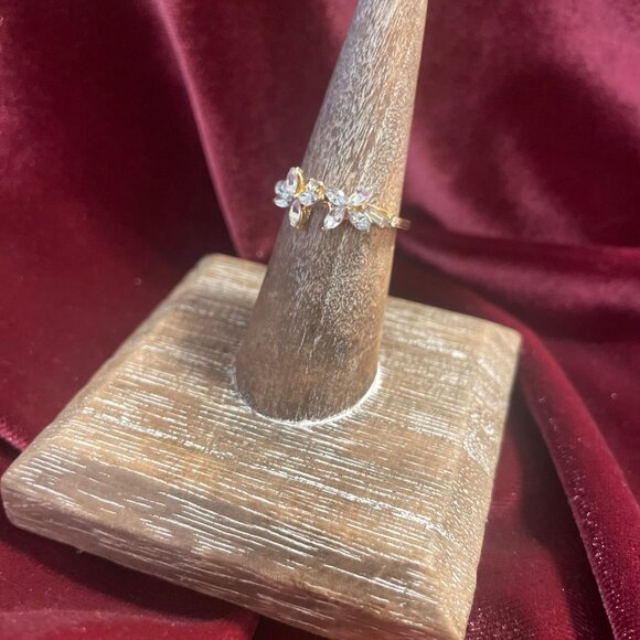 🌸✨ Dainty Floral CZ Ring –  size 6 - Picture 3 of 3